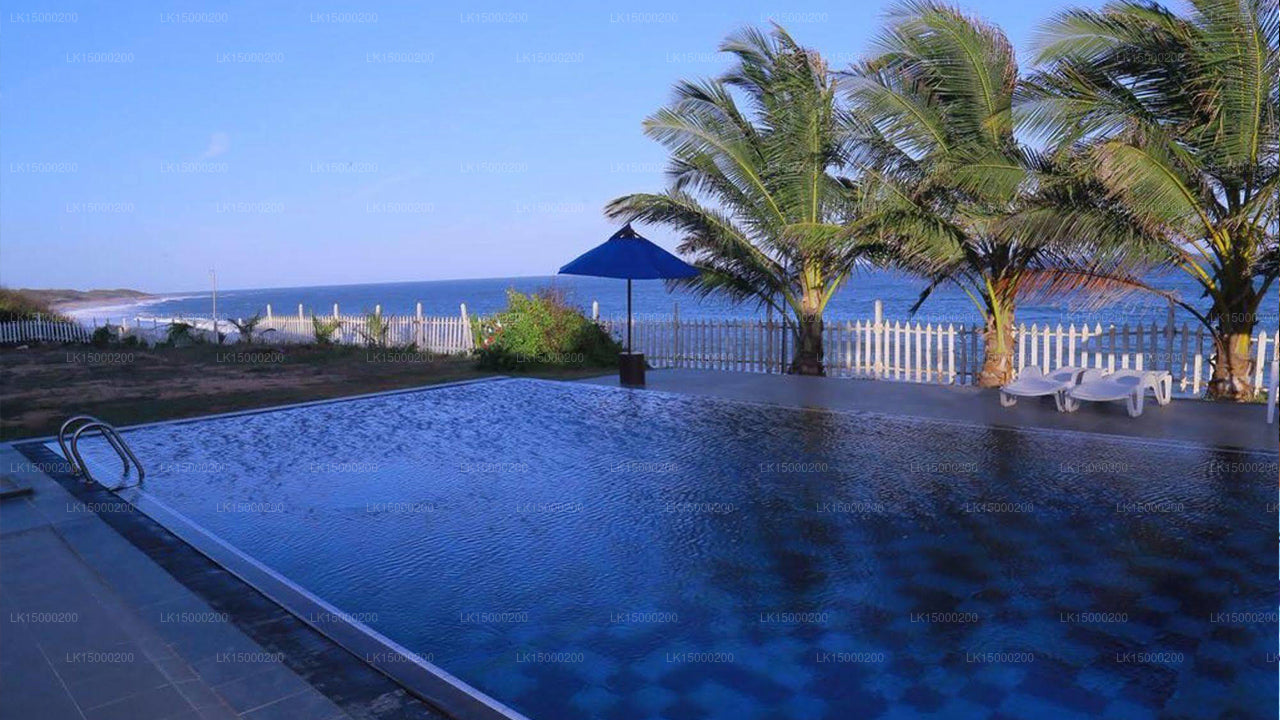 Peacock Beach Hotel bevindt zich in Hambantota.