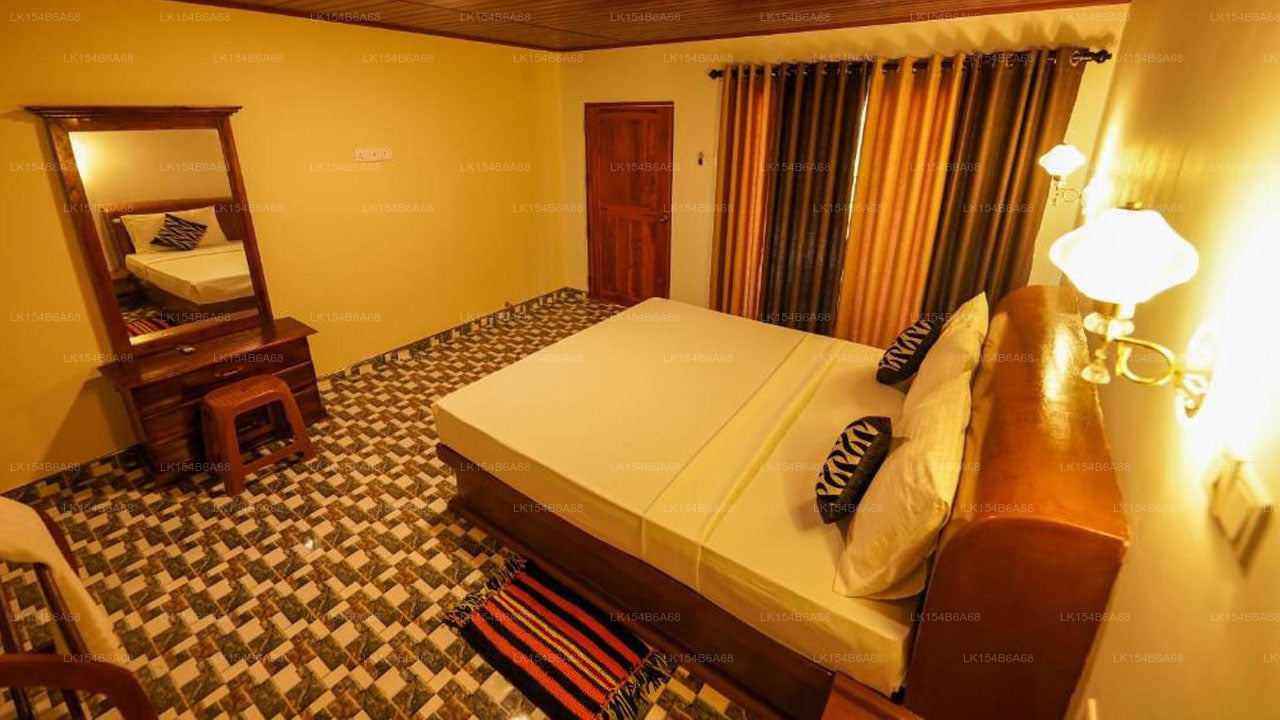 Sigiri Close-up View Guest, Sigiriya