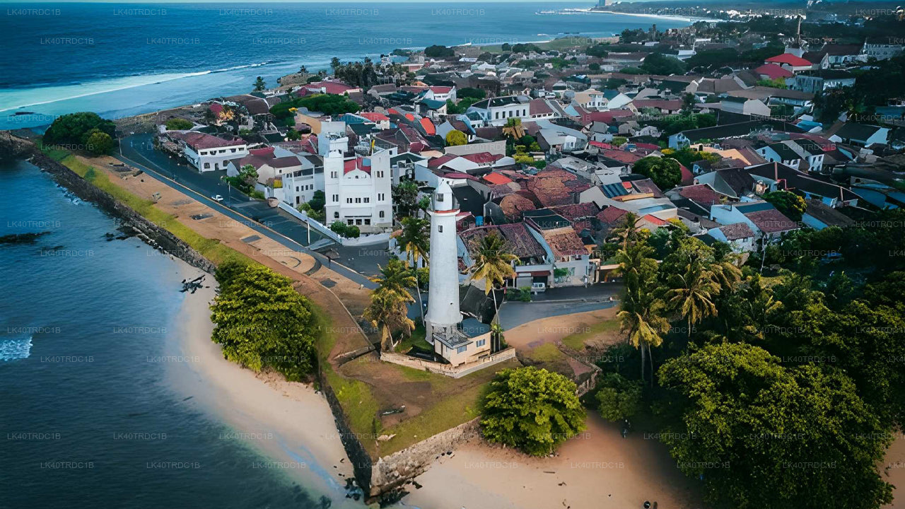 Privétransfer van Negombo naar Hiriketiya met tussenstops voor bezienswaardigheden.