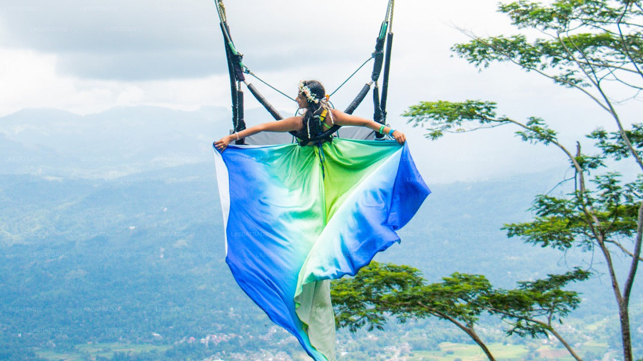 Schommel bij Ambuluwawa met panoramisch uitzicht over Kandy