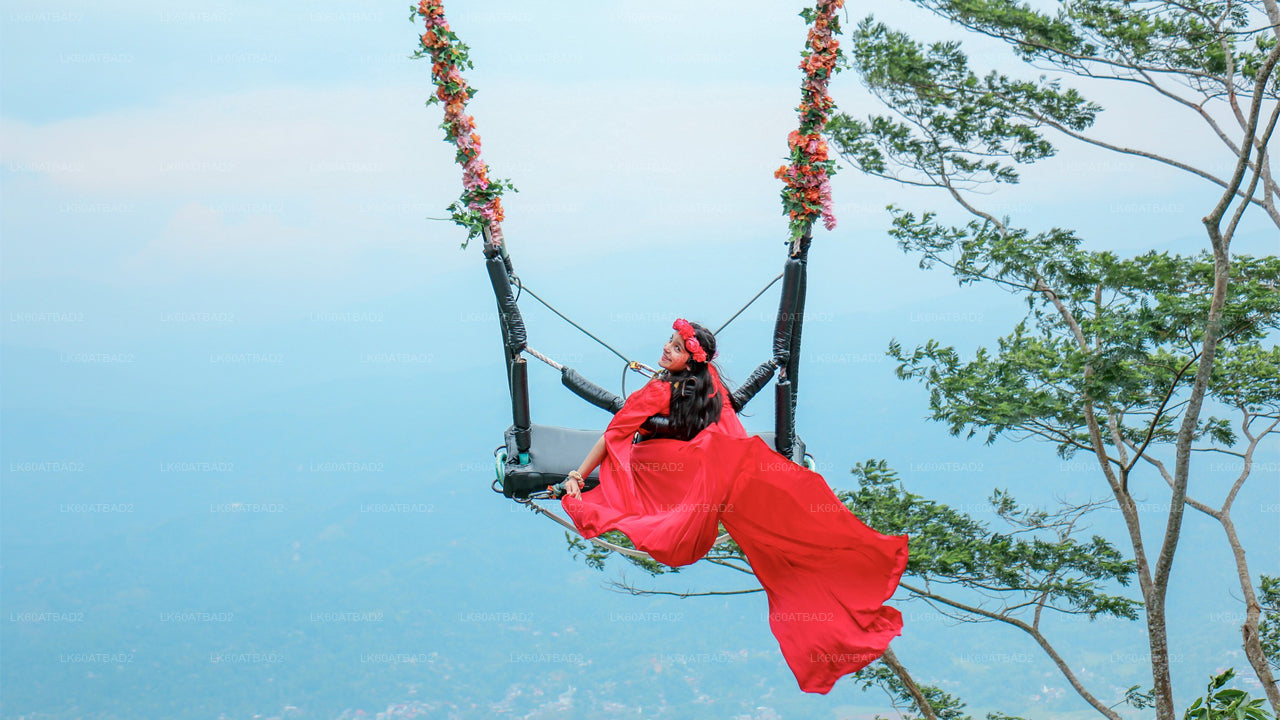 Schommel bij Ambuluwawa met panoramisch uitzicht over Kandy