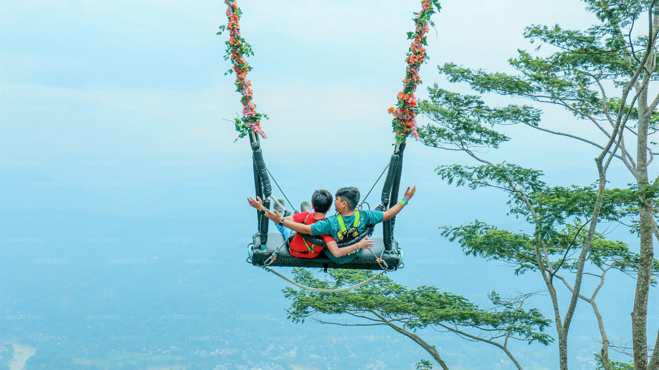 Schommel bij Ambuluwawa met panoramisch uitzicht over Kandy