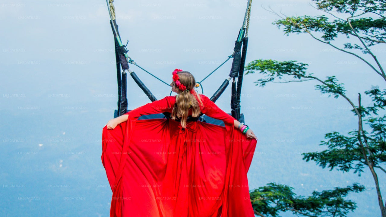 Schommel bij Ambuluwawa met panoramisch uitzicht over Kandy