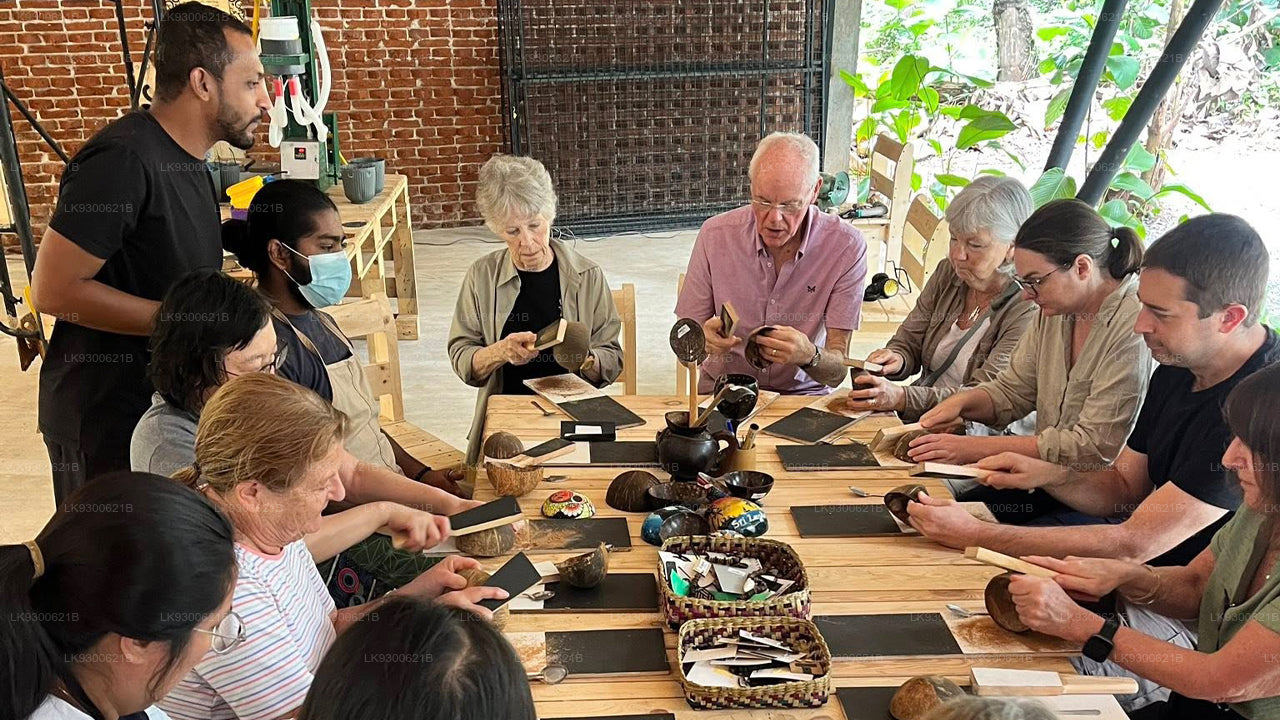 Praktische workshops kokosnootschalen en bamboe maken in Sigiriya