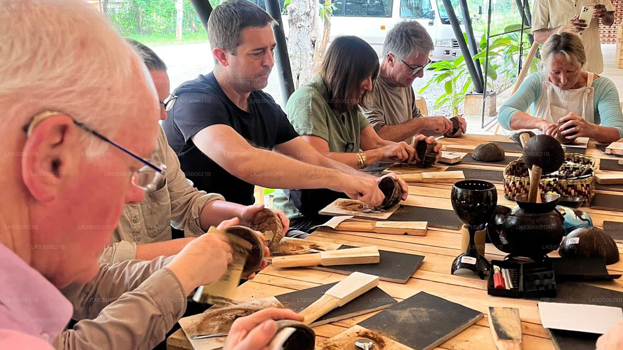 Praktische workshops kokosnootschalen en bamboe maken in Sigiriya