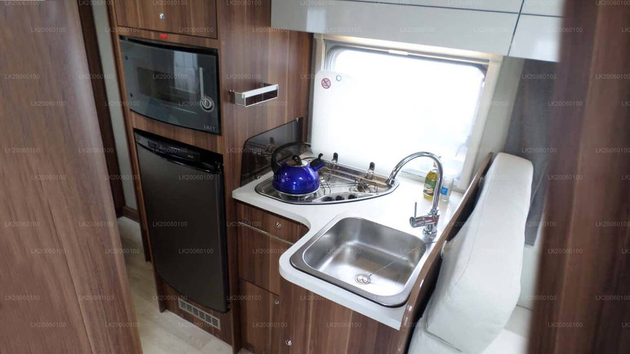 Verhuur van campers met chauffeur (Roller Team Zefiro 269P)