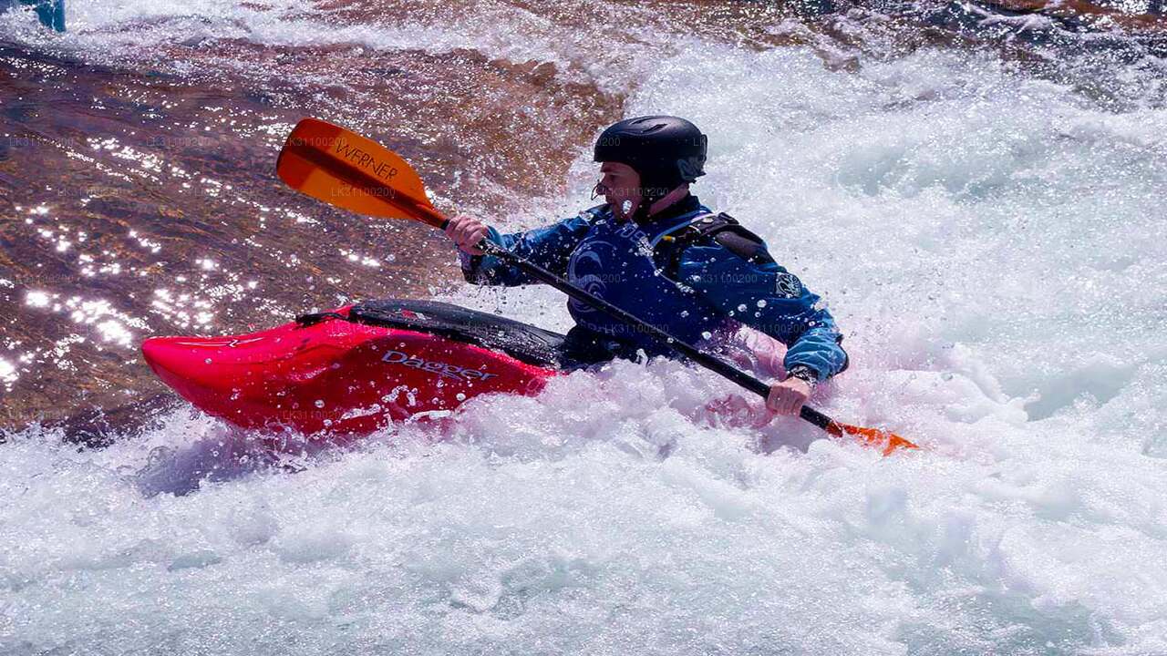 Kajakken op het vlakke water vanuit Kitulgala