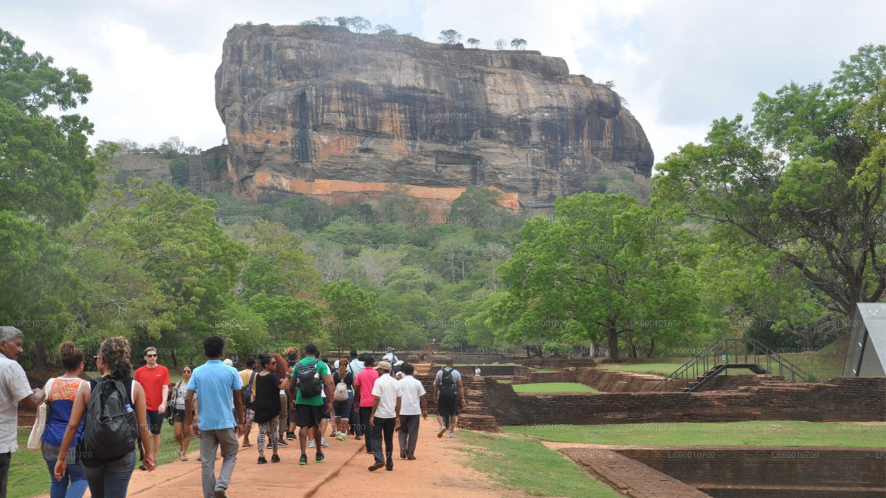 Sigiriya Rock and Village Tour vanuit Colombo
