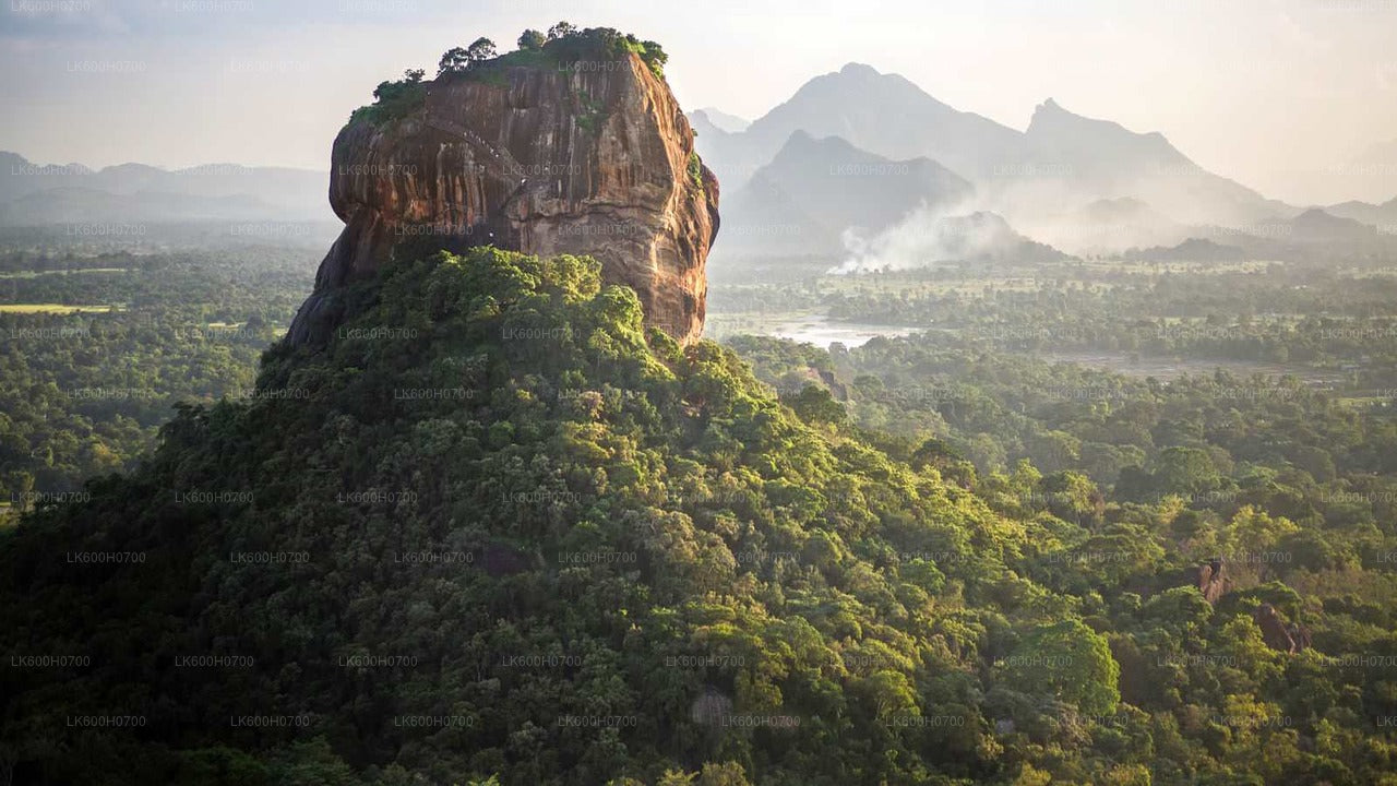Sigiriya Rock and Village Tour vanuit Colombo