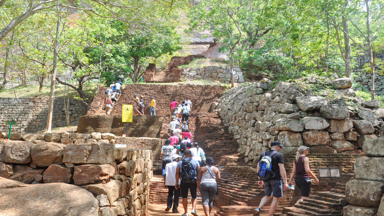 Sigiriya-rots en Dambulla-grot vanuit Sigiriya