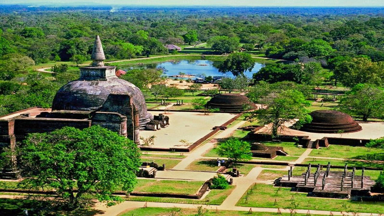 Ontdek Anuradhapura per helikopter vanuit Bentota.